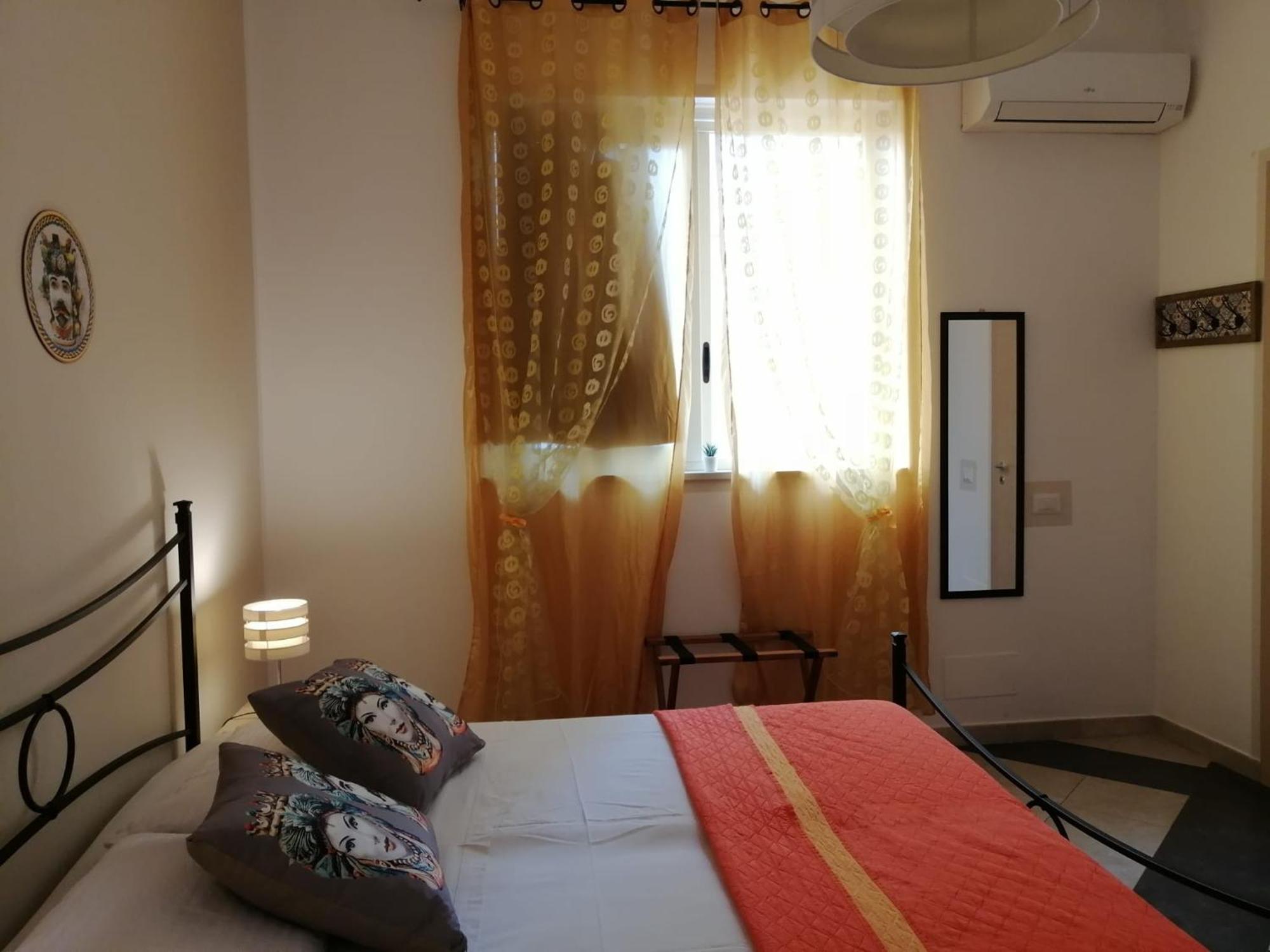 B & B Jasmine Santa Teresa Di Riva Værelse billede