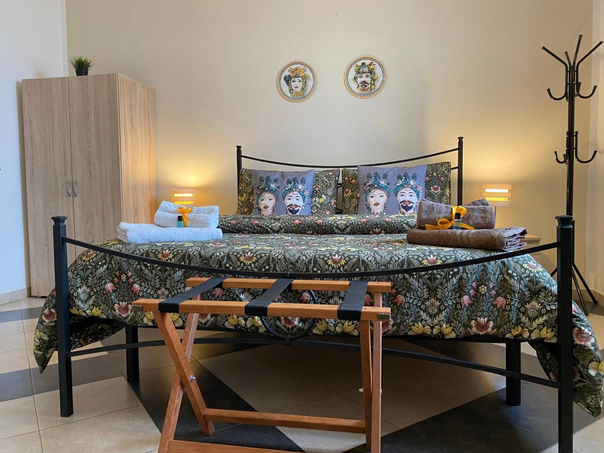 B & B Jasmine Santa Teresa Di Riva Eksteriør billede